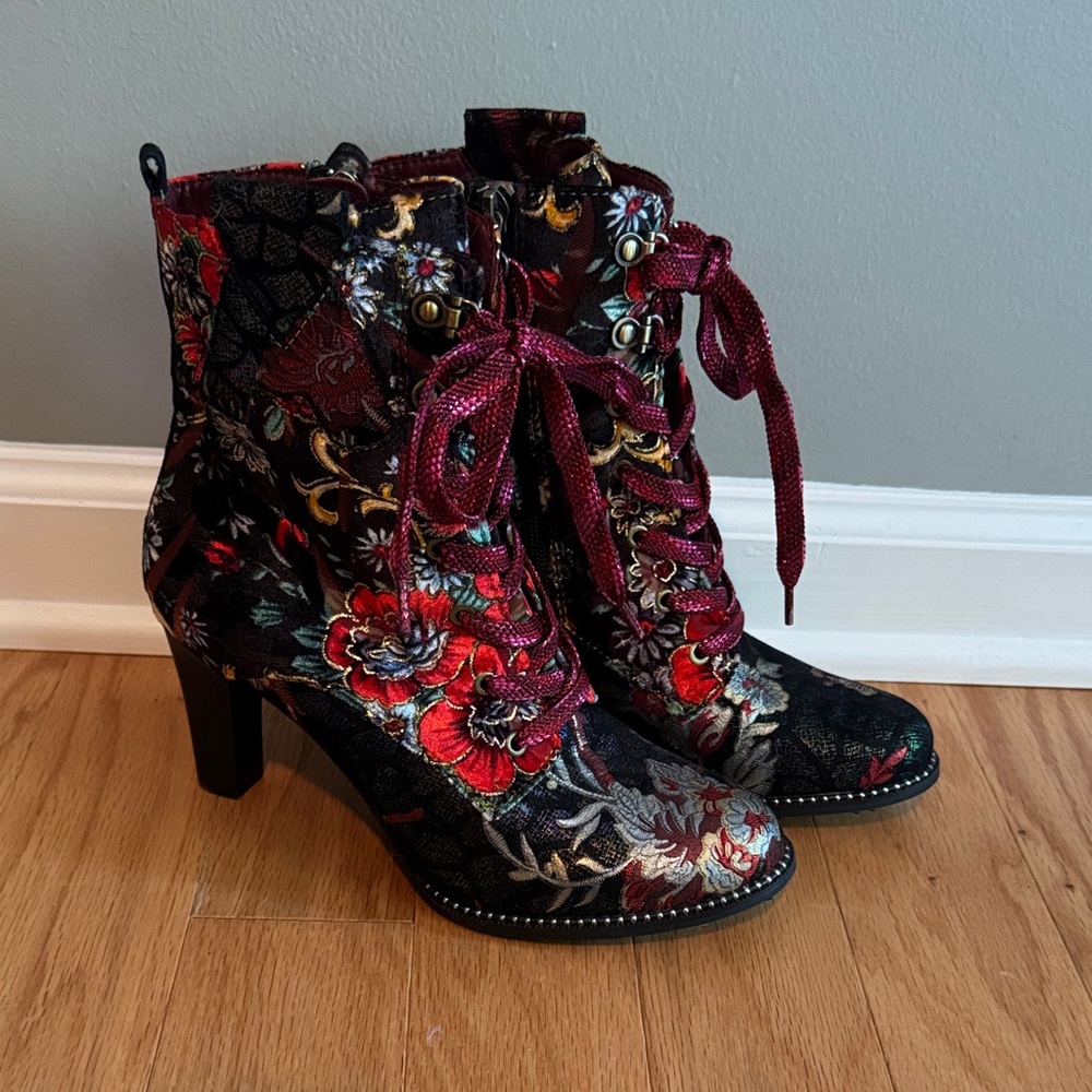 L'ATISTE Black and Red Lace-Up Floral Boots